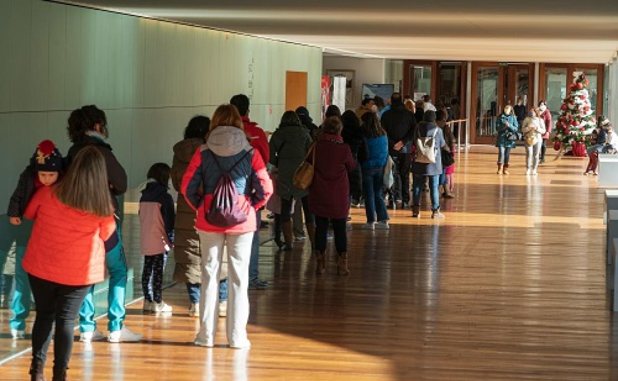 Colas para recoger las invitaciones para la Cabalgata de Reyes 2021 que se desarrollará durante dos días, 4 y 5 de enero, en el Centro de Congresos y Exposiciones Lienzo Norte de Ávila, tras la negativa de la Junta de Castilla y León a poder realizar una cabalgata de 15,3 kilómetros por la ciudad 